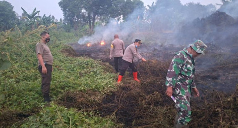 Polri Bersama TNI, BPBD dan Warga Padamkan Karhutla Seluas 5 Hektare di Sungai Duren